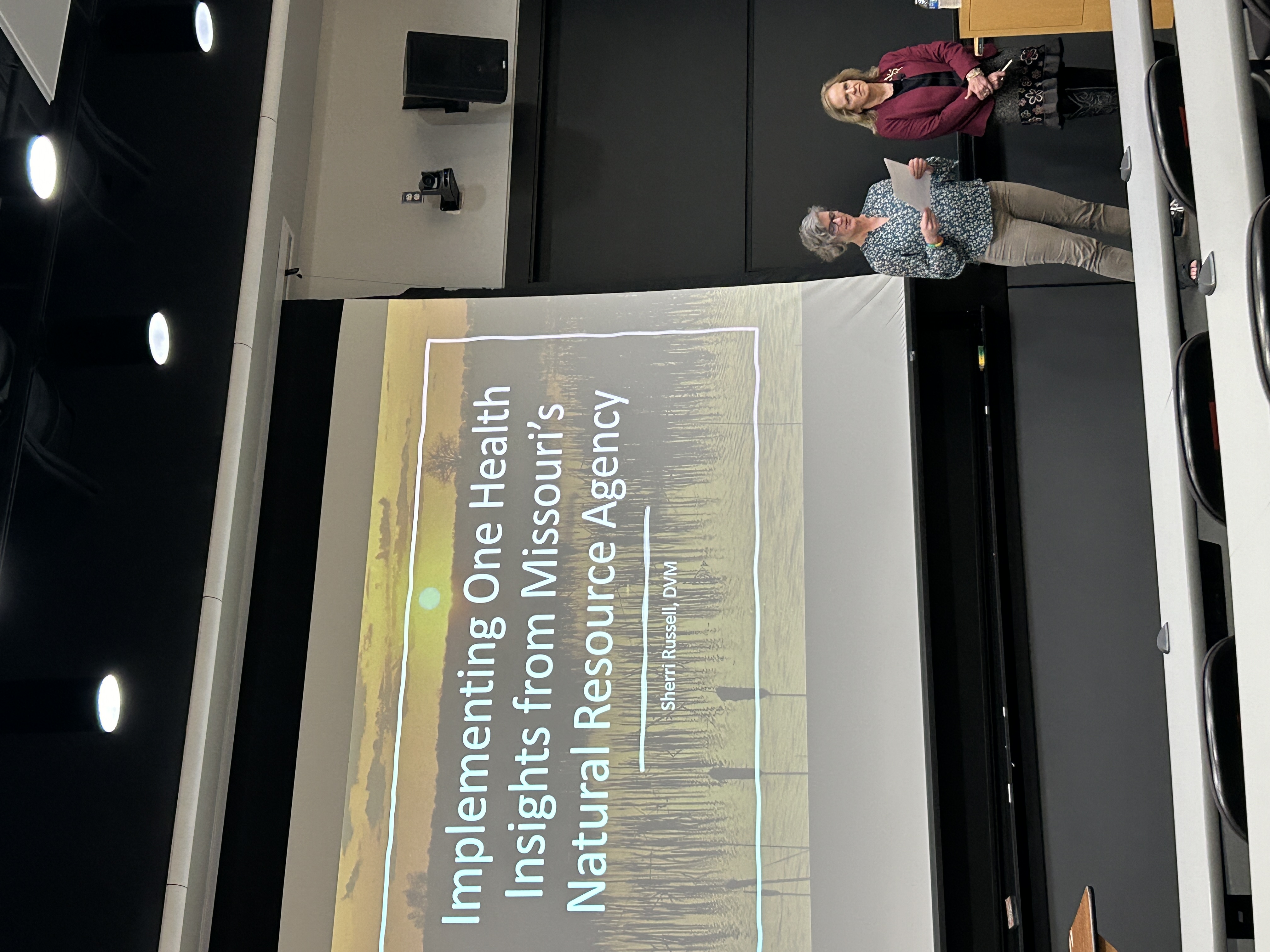 Julie Ellis (left), School of Veterinary Medicine, and Sherri Russell, a veterinarian with the Missouri Department of Conservation (right), during Russell’s One Health in Action Seminar. Image: Katie Baillie