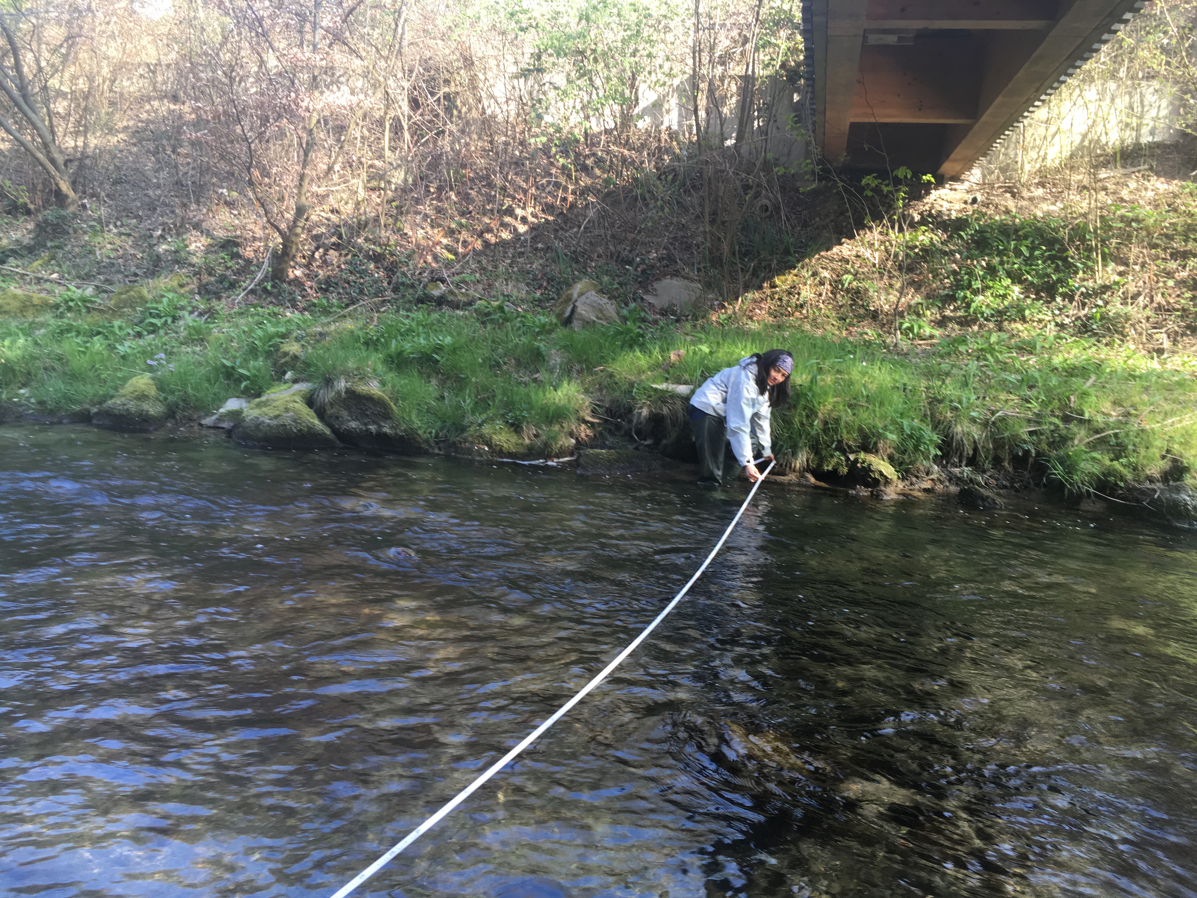 Xime Trujillo measuring the width of an urban river
