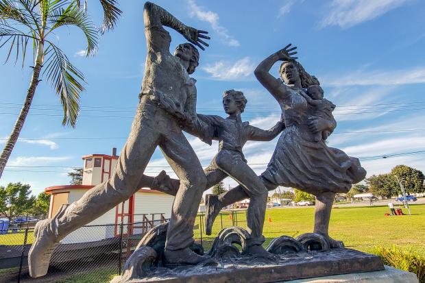 A statue depicts a family fleeing from a hurricane in Belle Glade, Florida. A hurricane in 1928 caused Lake Okeechobee to breach its dike, wiping out the town and killing thousands. (Image: Courtesy of Brett Robert)