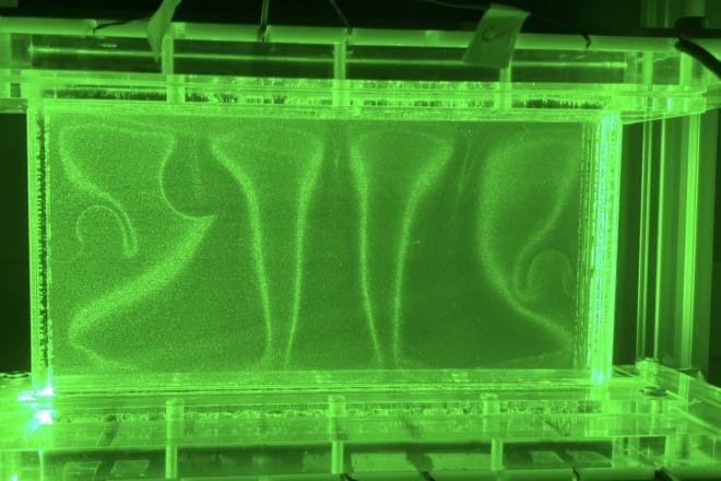 Green-tinted image showing thermal plumes in a Hele-Shaw cell, illustrating heat transfer in confined spaces.